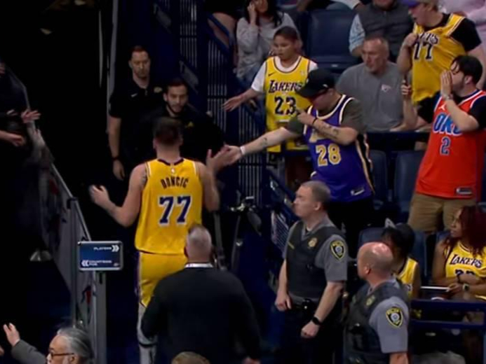 开云体育app-湖人球员公开质疑裁判判罚尺度，引争议，客户全部.-开云体育app